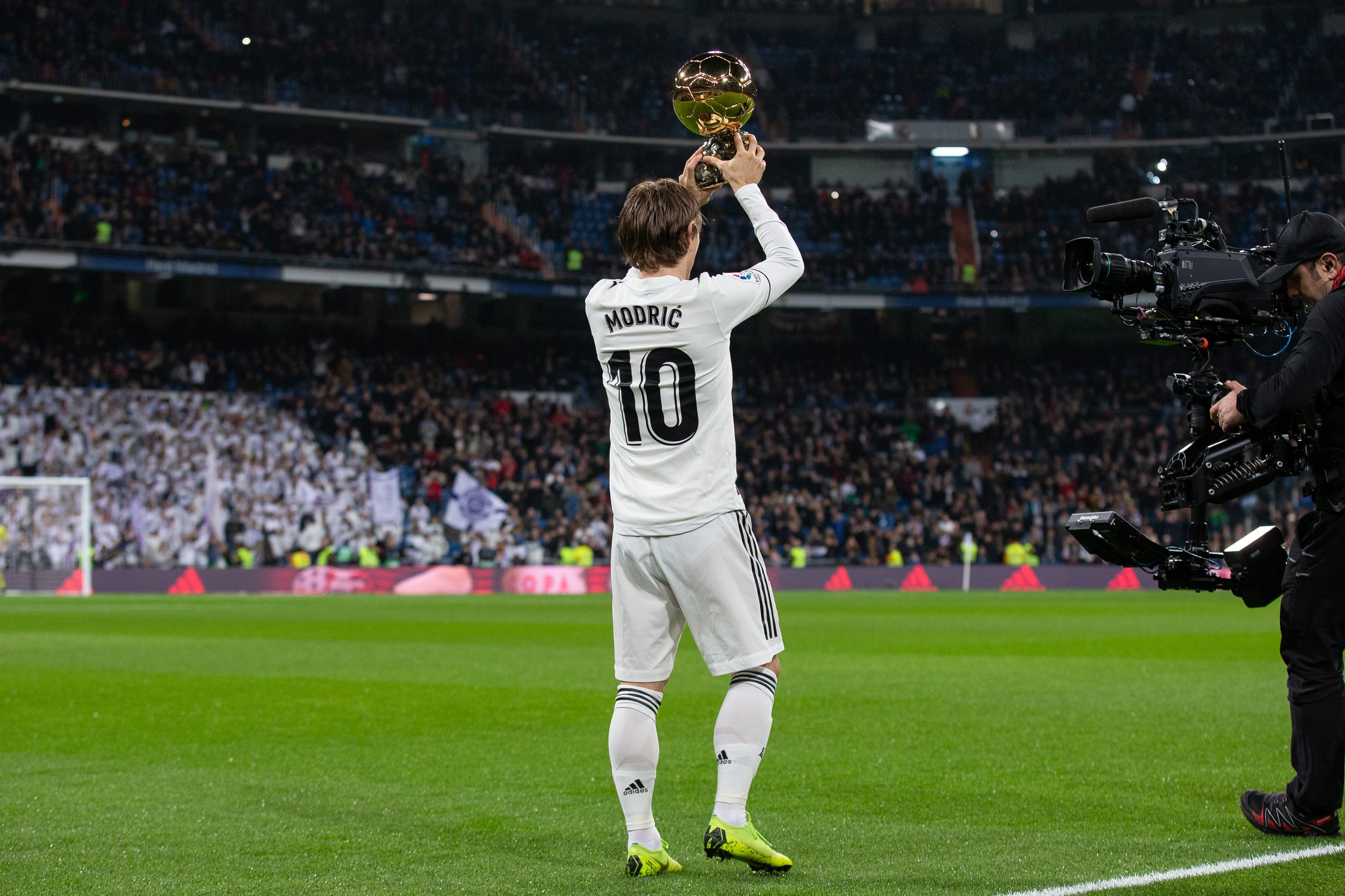 曼联毫无斗志，问题积重难返！球迷竟喊话请回阿莫林，阵容是病根