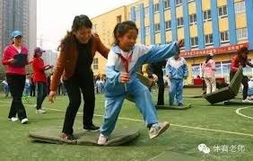 多特蒙德球迷挂横幅，反对海外比赛并攻击西甲高层