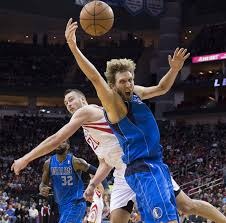 逃过一劫！查洛巴手球，裁判判罚点球&查看VAR后取消